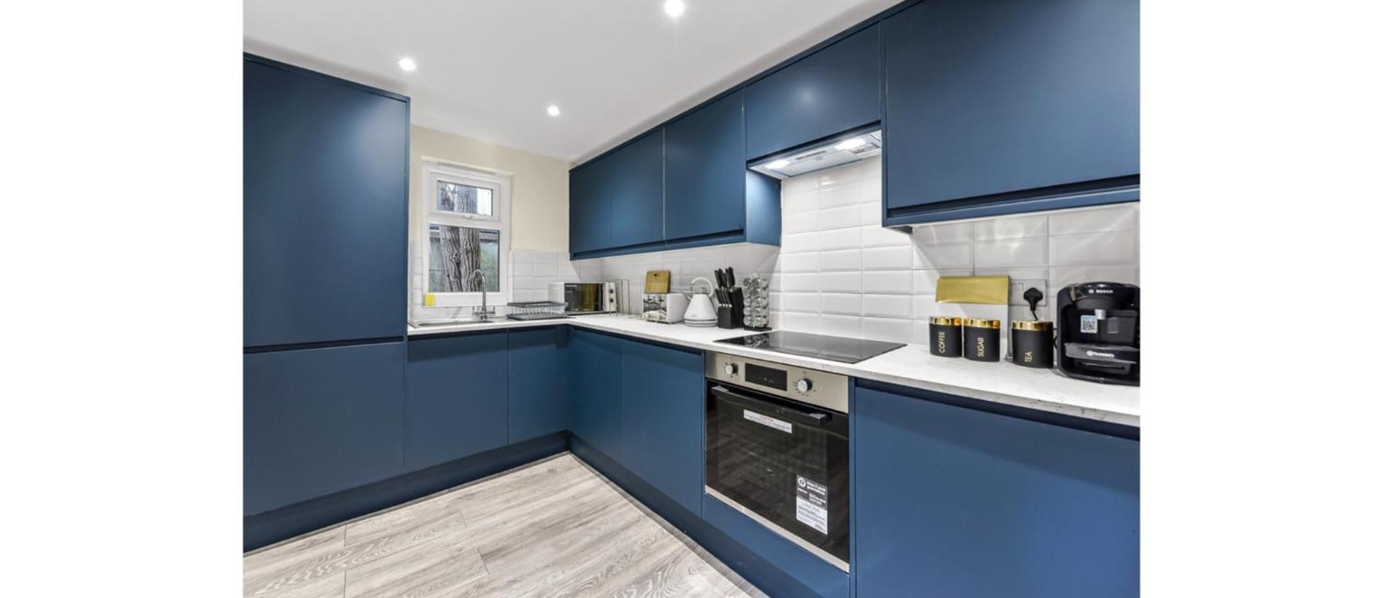 Elegance: Spacious 2br For Urban Comfort